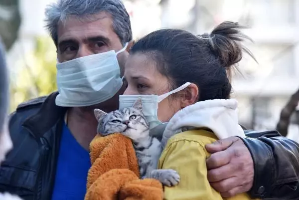 Yangında kedileri kurtarılan Sevgi: Kedilerime bir şey olsaydı kahrolurdum Yangında kedileri kurtarılan Sevgi: Kedilerime bir şey olsaydı kahrolurdum