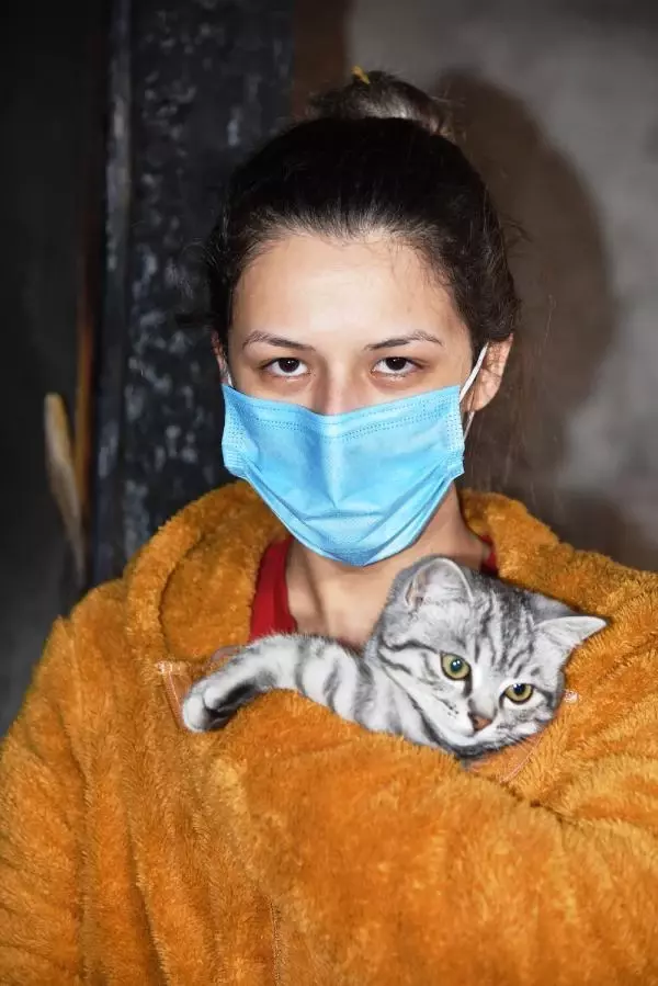Yangında kedileri kurtarılan Sevgi: Kedilerime bir şey olsaydı kahrolurdum Yangında kedileri kurtarılan Sevgi: Kedilerime bir şey olsaydı kahrolurdum