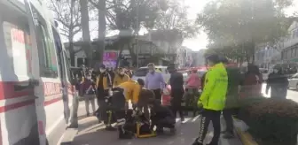 Yolun karşısına geçmek isteyen kadına otomobil çarptı, sürücü kızıyla başından ayrılmadı