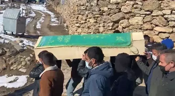 Son dakika haberleri! 10 yaşındaki kuzeninin vurduğu 8 yaşındaki Gökay, toprağa verildi Son dakika haberleri! 10 yaşındaki kuzeninin vurduğu 8 yaşındaki Gökay, toprağa verildi