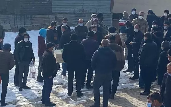 Son dakika haberleri! 10 yaşındaki kuzeninin vurduğu 8 yaşındaki Gökay, toprağa verildi Son dakika haberleri! 10 yaşındaki kuzeninin vurduğu 8 yaşındaki Gökay, toprağa verildi