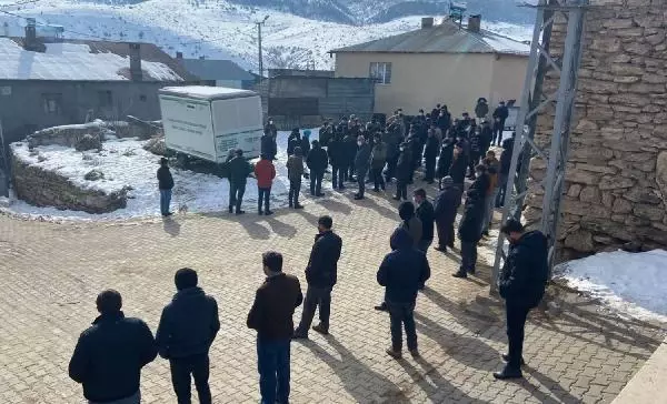 Son dakika haberleri! 10 yaşındaki kuzeninin vurduğu 8 yaşındaki Gökay, toprağa verildi Son dakika haberleri! 10 yaşındaki kuzeninin vurduğu 8 yaşındaki Gökay, toprağa verildi