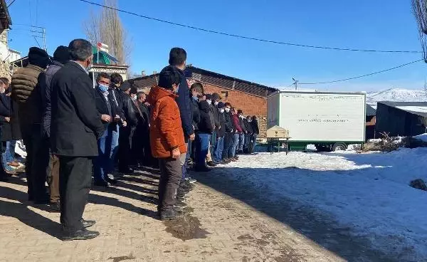 Son dakika haberleri! 10 yaşındaki kuzeninin vurduğu 8 yaşındaki Gökay, toprağa verildi Son dakika haberleri! 10 yaşındaki kuzeninin vurduğu 8 yaşındaki Gökay, toprağa verildi