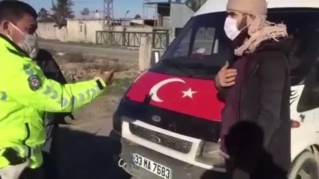 17 kişilik servis minibüsünde 34 işçi taşıyan sürücüye 16 bin 316 lira ceza kesildi 17 kişilik servis minibüsünde 34 işçi taşıyan sürücüye 16 bin 316 lira ceza kesildi