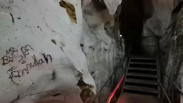 3 milyon yıllık mağaranın duvarları yazı tahtasına döndü! Gelen giden aşkını kazımış 3 milyon yıllık mağaranın duvarları yazı tahtasına döndü! Gelen giden aşkını kazımış