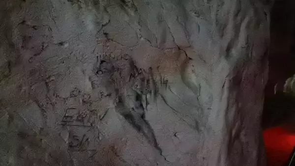 3 milyon yıllık mağaranın duvarları yazı tahtasına döndü! Gelen giden aşkını kazımış 3 milyon yıllık mağaranın duvarları yazı tahtasına döndü! Gelen giden aşkını kazımış