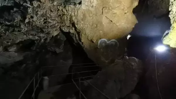 3 milyon yıllık mağaranın duvarları yazı tahtasına döndü! Gelen giden aşkını kazımış 3 milyon yıllık mağaranın duvarları yazı tahtasına döndü! Gelen giden aşkını kazımış