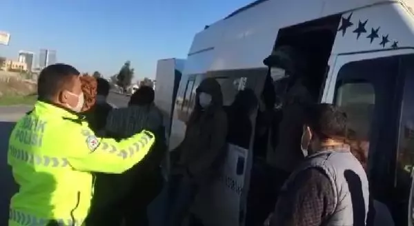 Son dakika haberi | Adana'da 18 kişilik midibüsten 34 yolcu indi Son dakika haberi | Adana'da 18 kişilik midibüsten 34 yolcu indi