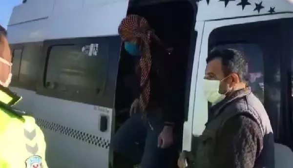 Son dakika haberi | Adana'da 18 kişilik midibüsten 34 yolcu indi Son dakika haberi | Adana'da 18 kişilik midibüsten 34 yolcu indi