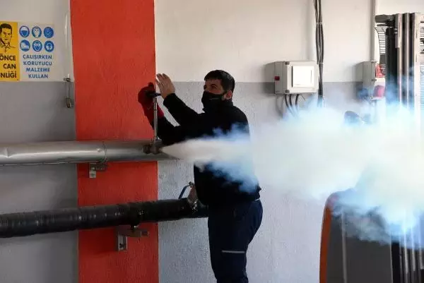 Alman aşısı, Maraş dondurmasının taşınmasında kullanılan kuru buzlarla taşınıyor Alman aşısı, Maraş dondurmasının taşınmasında kullanılan kuru buzlarla taşınıyor