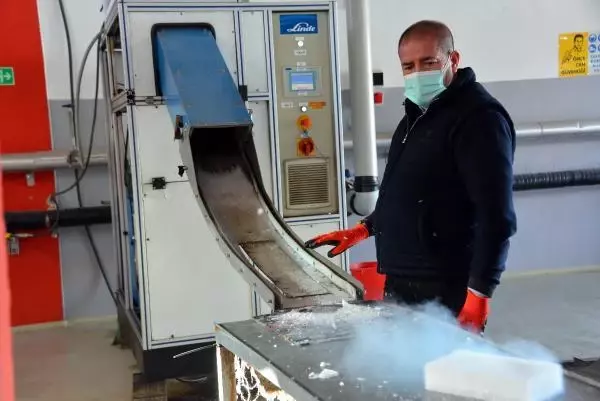 Alman aşısı, Maraş dondurmasının taşınmasında kullanılan kuru buzlarla taşınıyor Alman aşısı, Maraş dondurmasının taşınmasında kullanılan kuru buzlarla taşınıyor