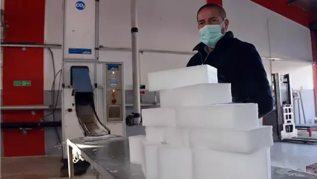 Alman aşısı, Maraş dondurmasında kullanılan kuru buzlarla taşınıyor Alman aşısı, Maraş dondurmasında kullanılan kuru buzlarla taşınıyor