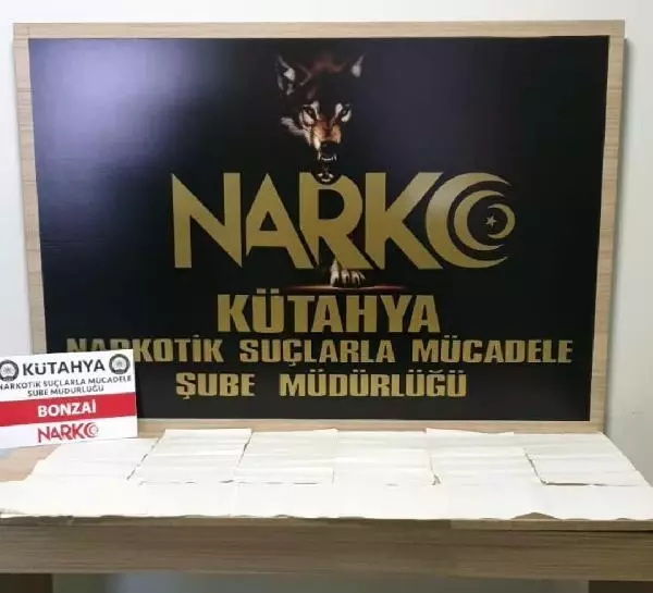 Aracından kağıda emdirilmiş 1 milyon lira değerinde uyuşturucu çıktı Aracından kağıda emdirilmiş 1 milyon lira değerinde uyuşturucu çıktı