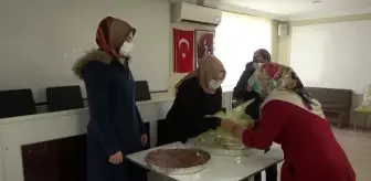 Artvin'de sağlık çalışanlarına ev kadınlarından baklava ikramı