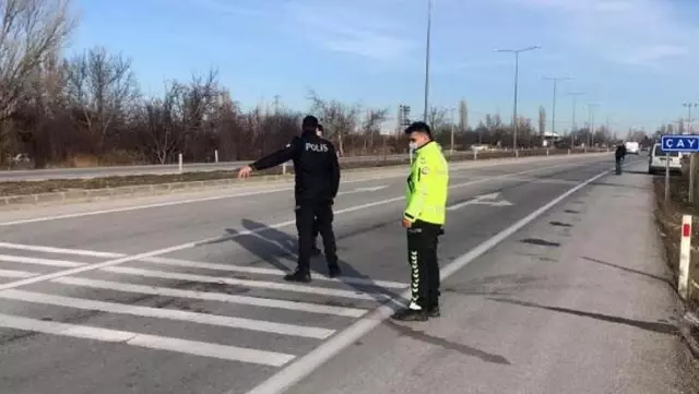 Babasının 2 tır şoförüyle tartıştığını gören çocuk, torpidodan aldığı silahla dehşet saçtı: 1 ölü, 1 yaralı Babasının 2 tır şoförüyle tartıştığını gören çocuk, torpidodan aldığı silahla dehşet saçtı: 1 ölü, 1 yaralı