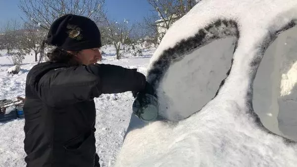 Bahçesinde 5 metre uzunluğunda kardan uçak yaptı Bahçesinde 5 metre uzunluğunda kardan uçak yaptı