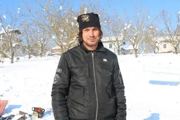 Bahçesinde 5 metre uzunluğunda kardan uçak yaptı Bahçesinde 5 metre uzunluğunda kardan uçak yaptı