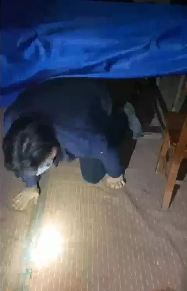 Baskın yapan polisi görünce masaların altına saklandılar Baskın yapan polisi görünce masaların altına saklandılar