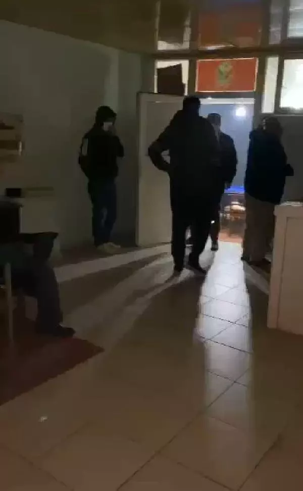 Baskın yapan polisi görünce masaların altına saklandılar Baskın yapan polisi görünce masaların altına saklandılar