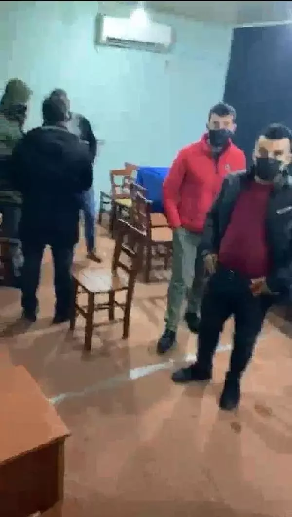 Baskın yapan polisi görünce masaların altına saklandılar Baskın yapan polisi görünce masaların altına saklandılar