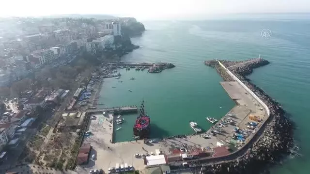 Batı Karadeniz'de balıkçılar hamsi avı için ağ atmayı bekliyor Batı Karadeniz'de balıkçılar hamsi avı için ağ atmayı bekliyor