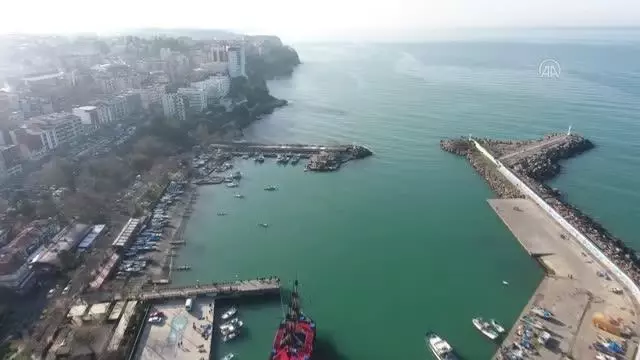Batı Karadeniz'de balıkçılar hamsi avı için ağ atmayı bekliyor Batı Karadeniz'de balıkçılar hamsi avı için ağ atmayı bekliyor