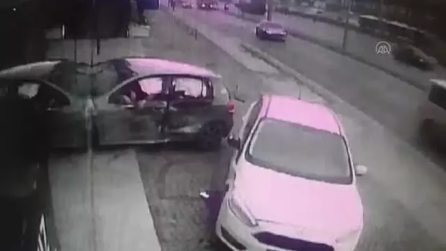 Beylikdüzü'nde kontrolden çıkıp mağazaya giren otomobildeki 4 kişi yaralandı Beylikdüzü'nde kontrolden çıkıp mağazaya giren otomobildeki 4 kişi yaralandı