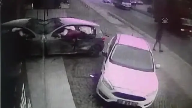 Beylikdüzü'nde kontrolden çıkıp mağazaya giren otomobildeki 4 kişi yaralandı Beylikdüzü'nde kontrolden çıkıp mağazaya giren otomobildeki 4 kişi yaralandı