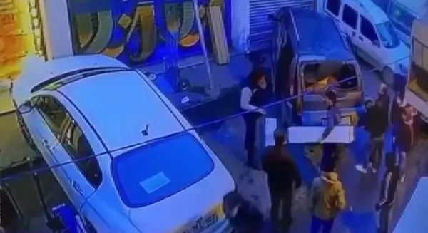 Son dakika haberi! Beyoğlu'nda araca malzeme yüklerken ölümden döndü... O anlar kamerada
