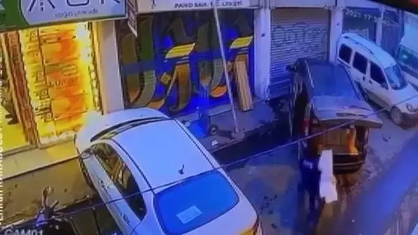 Son dakika haberi! Beyoğlu'nda araca malzeme yüklerken ölümden döndü... O anlar kamerada
