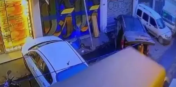 Son dakika haberi! Beyoğlu'nda araca malzeme yüklerken ölümden döndü... O anlar kamerada