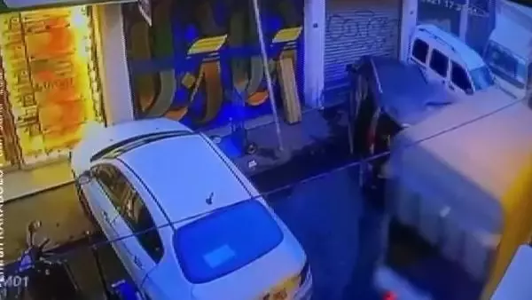 Son dakika haberi! Beyoğlu'nda araca malzeme yüklerken ölümden döndü... O anlar kamerada
