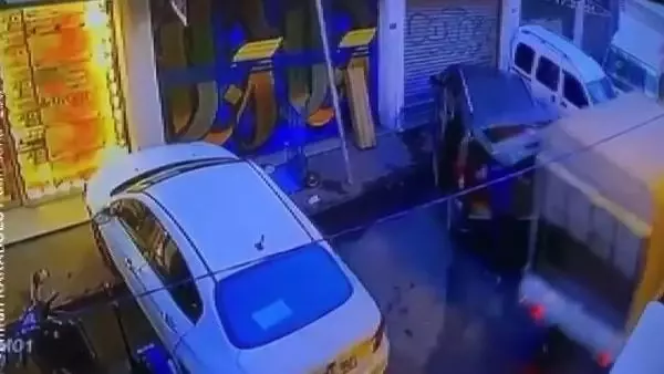 Son dakika haberi! Beyoğlu'nda araca malzeme yüklerken ölümden döndü... O anlar kamerada