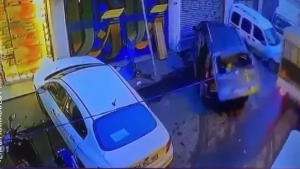Son dakika haberi! Beyoğlu'nda araca malzeme yüklerken ölümden döndü... O anlar kamerada