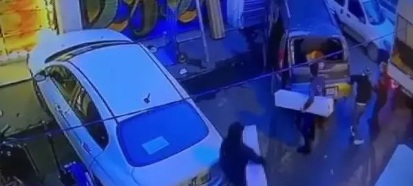 Son dakika haberi! Beyoğlu'nda araca malzeme yüklerken ölümden döndü... O anlar kamerada