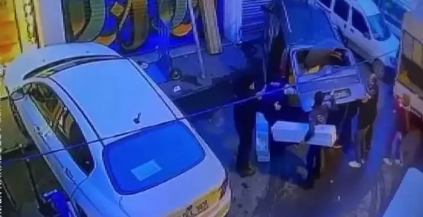 Son dakika haberi! Beyoğlu'nda araca malzeme yüklerken ölümden döndü... O anlar kamerada