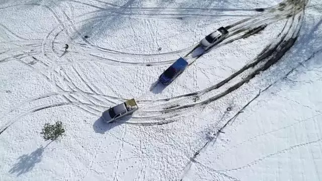 Bolu Dağı'na yılkı atları için yem bırakıldı Bolu Dağı'na yılkı atları için yem bırakıldı