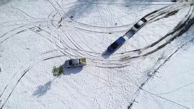 Bolu Dağı'na yılkı atları için yem bırakıldı Bolu Dağı'na yılkı atları için yem bırakıldı