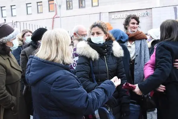 Boşanma aşamasındaki eşini 16 yerinden bıçaklayan kişiye 17 yıl hapis Boşanma aşamasındaki eşini 16 yerinden bıçaklayan kişiye 17 yıl hapis