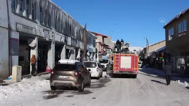 Buz sarkıtlarını itfaiye aracıyla düşürüyorlar Buz sarkıtlarını itfaiye aracıyla düşürüyorlar