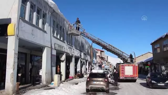 Buz sarkıtlarını itfaiye aracıyla düşürüyorlar Buz sarkıtlarını itfaiye aracıyla düşürüyorlar