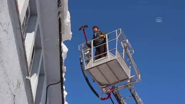Buz sarkıtlarını itfaiye aracıyla düşürüyorlar Buz sarkıtlarını itfaiye aracıyla düşürüyorlar