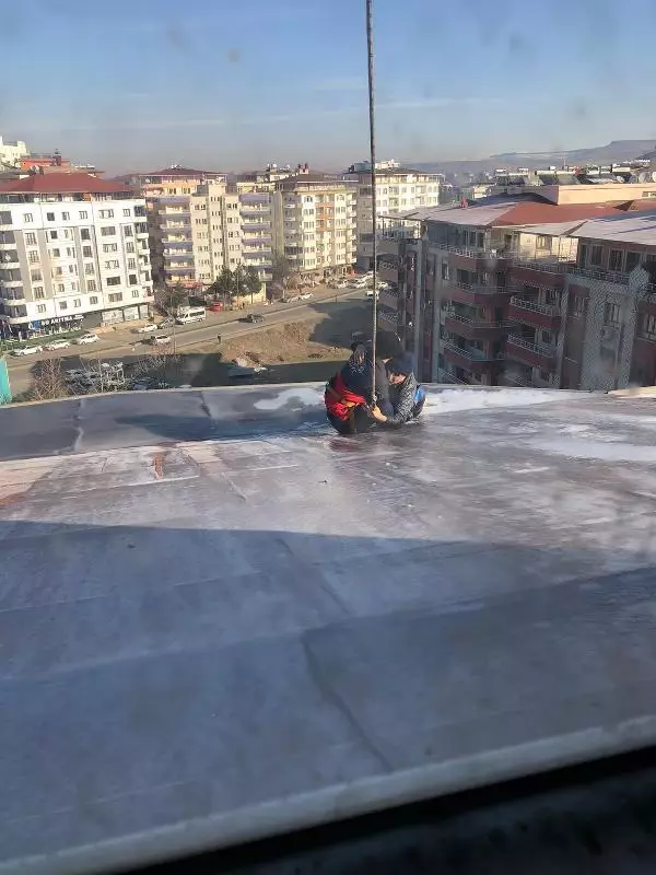 Son dakika haberi... Buz tutan çatıda temizlik yaparken düştü, mahsur kaldığı yerden itfaiye kurtardı Son dakika haberi... Buz tutan çatıda temizlik yaparken düştü, mahsur kaldığı yerden itfaiye kurtardı