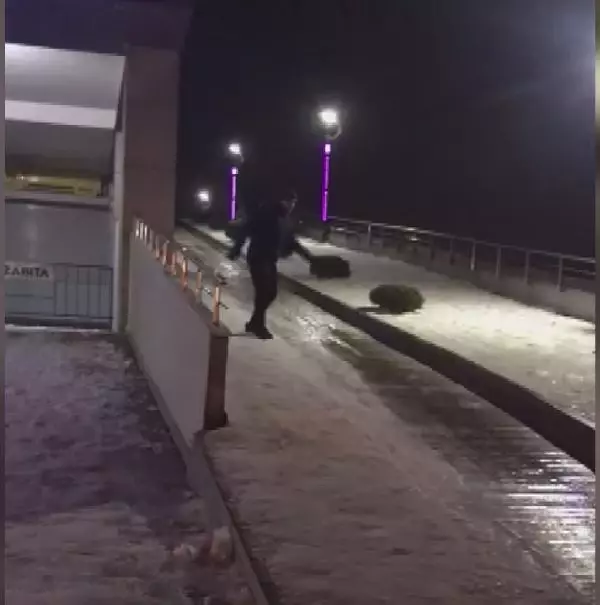 BUZDA KAYMAK İSTERKEN DÜŞTÜ, HAFIZA KAYBI YAŞADI BUZDA KAYMAK İSTERKEN DÜŞTÜ, HAFIZA KAYBI YAŞADI