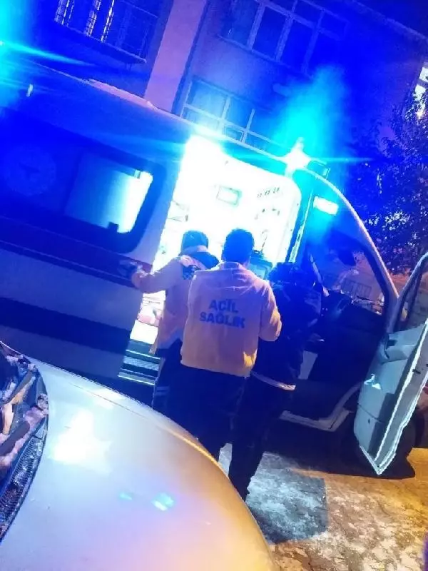 BUZDA KAYMAK İSTERKEN DÜŞTÜ, HAFIZA KAYBI YAŞADI BUZDA KAYMAK İSTERKEN DÜŞTÜ, HAFIZA KAYBI YAŞADI