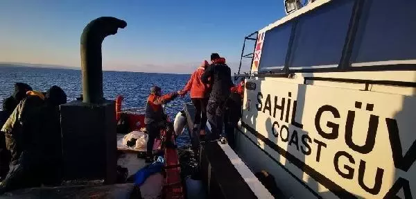 Çanakkale'de 204 kaçak göçmen yakalandı Çanakkale'de 204 kaçak göçmen yakalandı