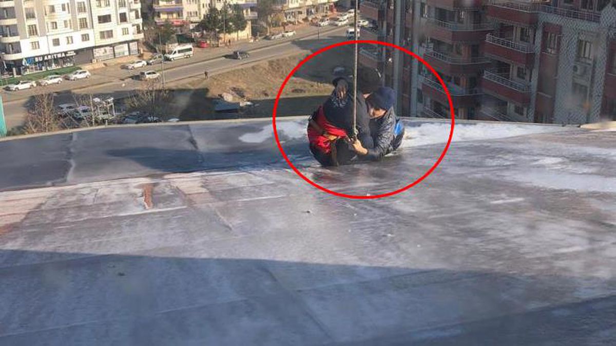 Çatıda ayağı kayan bina görevlisi, yağmur suyu oluğu sayesinde hayatta kaldı
