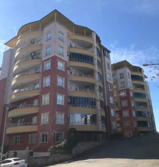 Çatıda ayağı kayan bina görevlisi, yağmur suyu oluğu sayesinde hayatta kaldı Çatıda ayağı kayan bina görevlisi, yağmur suyu oluğu sayesinde hayatta kaldı