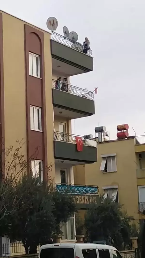 Çatıya çıkıp, intihara kalkışan genç kadını polis kurtardı Çatıya çıkıp, intihara kalkışan genç kadını polis kurtardı