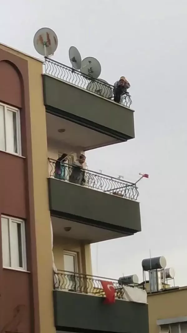 Çatıya çıkıp, intihara kalkışan genç kadını polis kurtardı Çatıya çıkıp, intihara kalkışan genç kadını polis kurtardı